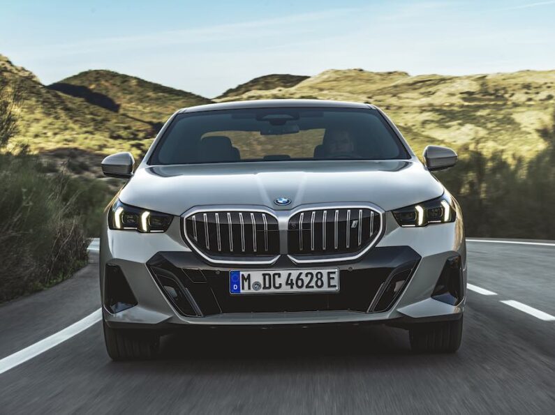 BMW 550e xDrive Sedan 2026: una mirada técnica a su comportamiento en situaciones reales